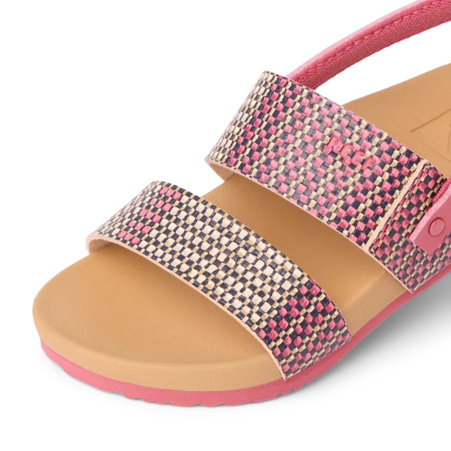 CJ8395_LITTLE_CUSHION_VISTA_RAFFIA_PINK_DTL1_SHADOW-900x900-c4cc11b.webp