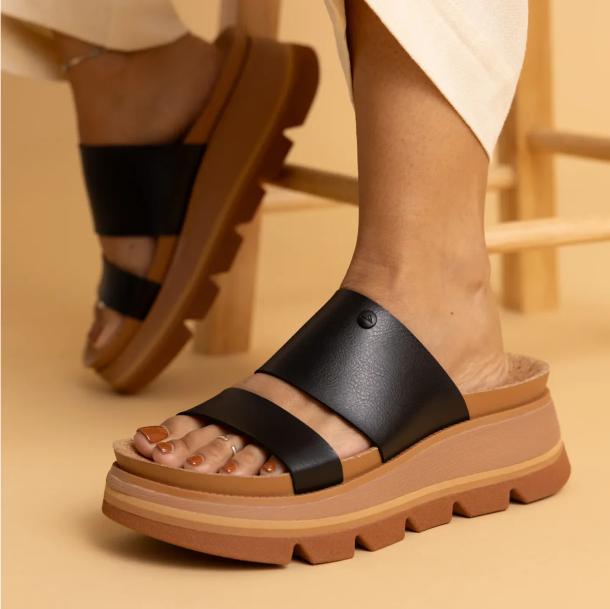 LB-Siaa_Black_Tan-1-1200x1199-47fd851.webp