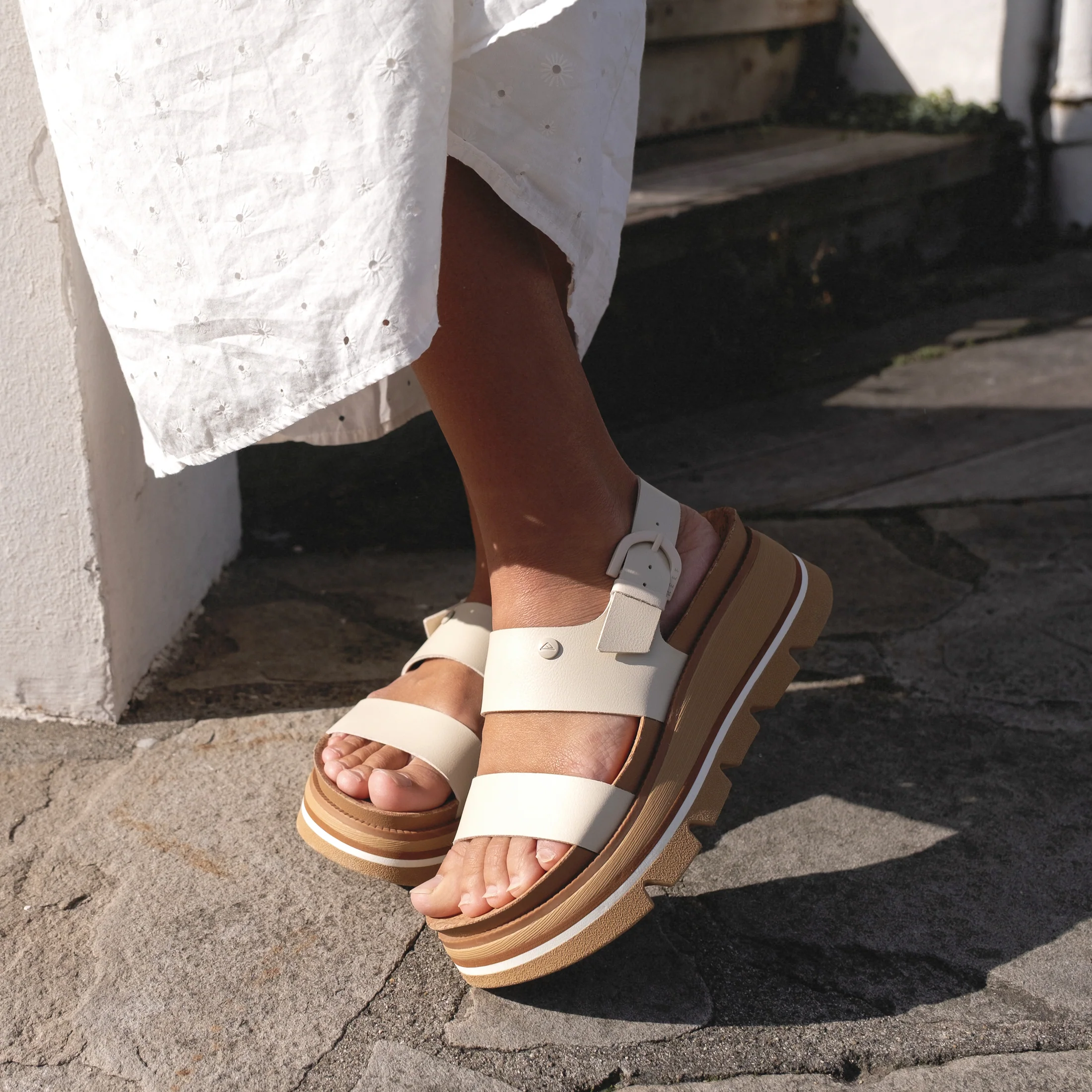 Vista_Luxe_Liah_White_Tan_CJ7375_-_0487-3450x2300-6e6eed2_1.webp
